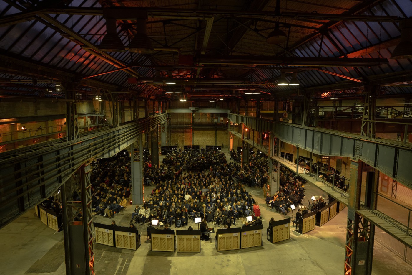 bild-1_-georg-friedrich-haas-11.000-saiten-im-mahalla-berlin-camille-blake