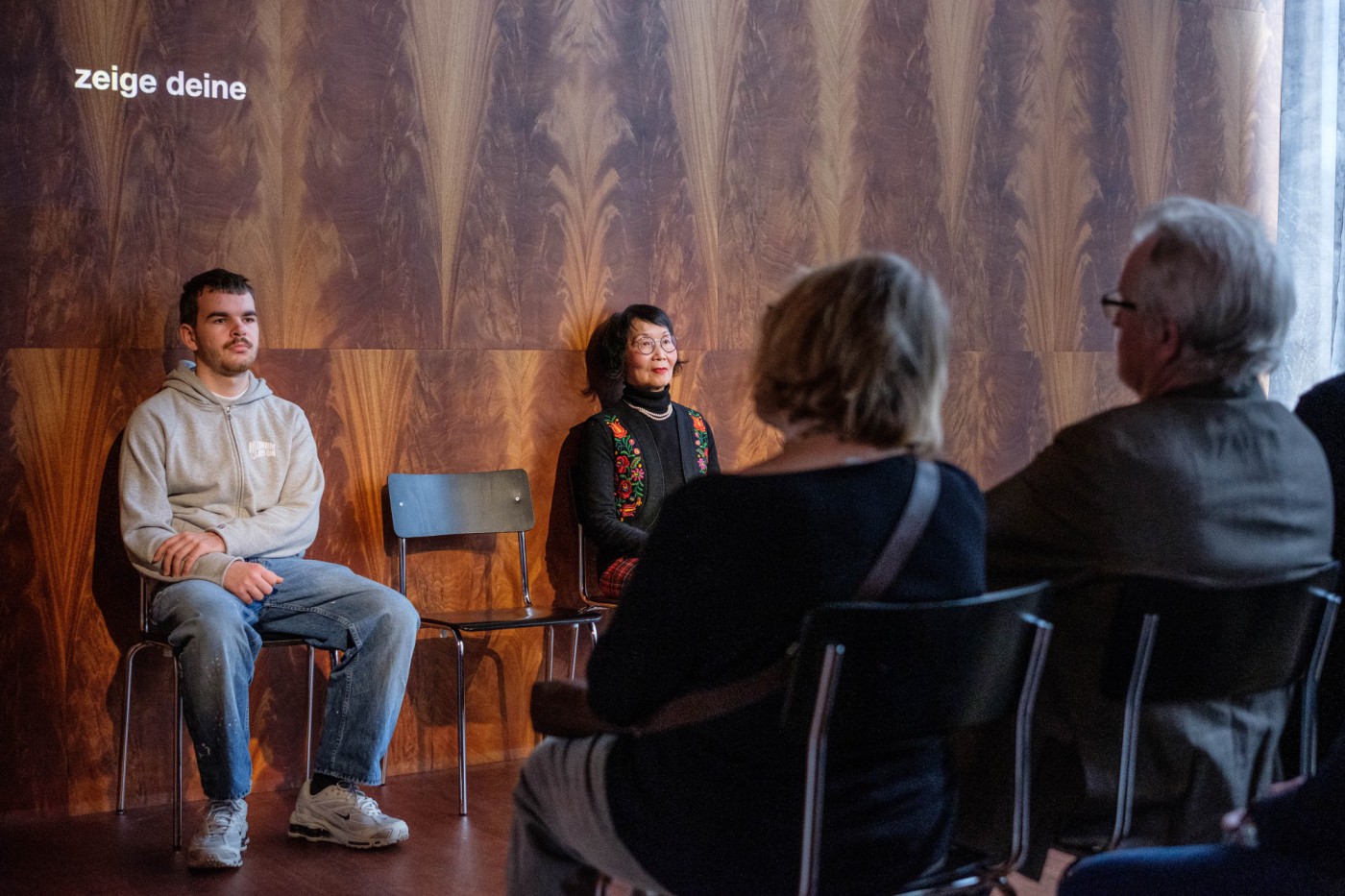 2-manos-station-2-in-der-bibliothek-foto-stefan-kraus