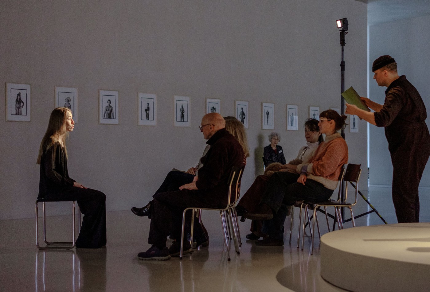 3-manos-station-3-schau-mit-sopranistin-friederike-kuhl-und-schlangzeuger-moritz-koch-foto-stefan-kraus