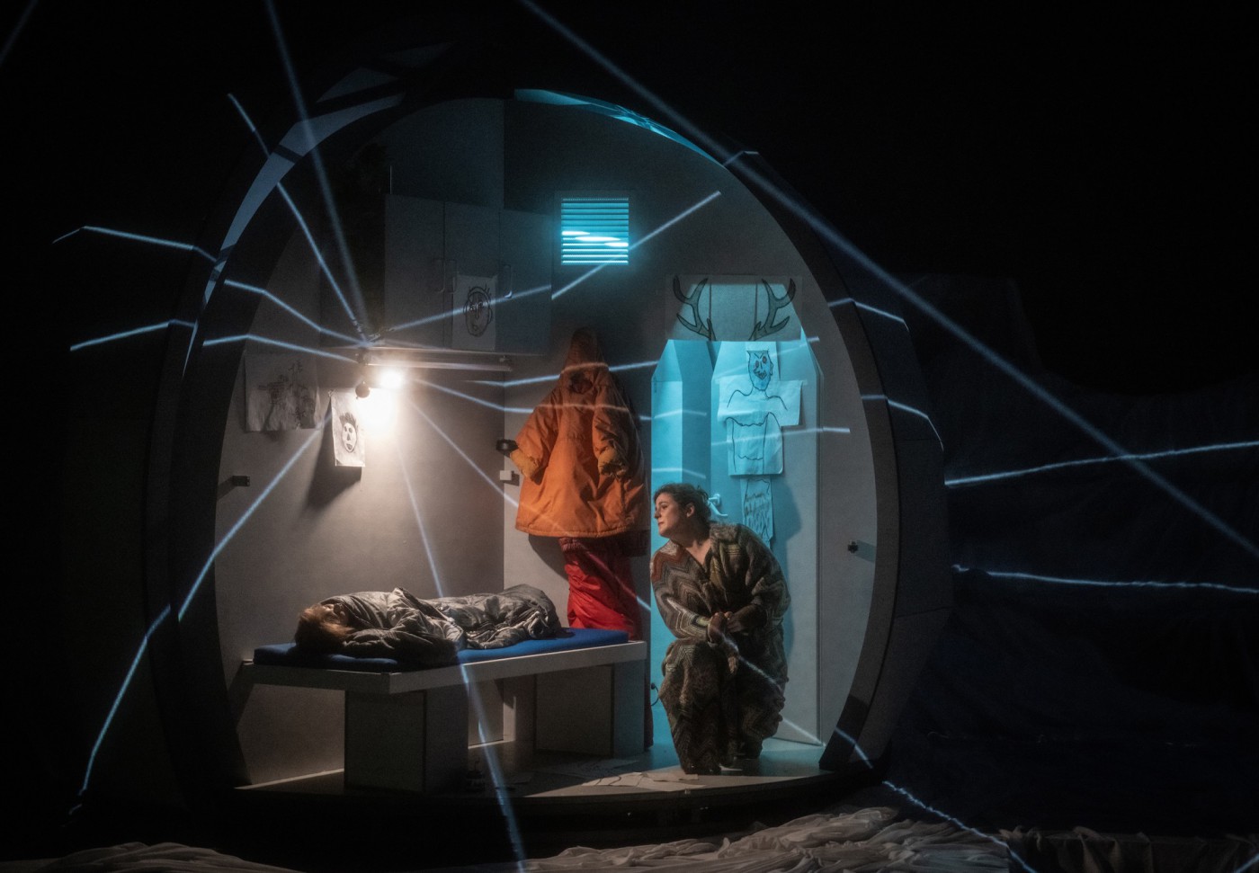 nonnenmann-1-vespertine-theater-bonnn-mit-nicole-wacker-als-wissenschaftlerin-foto-matthias-jung