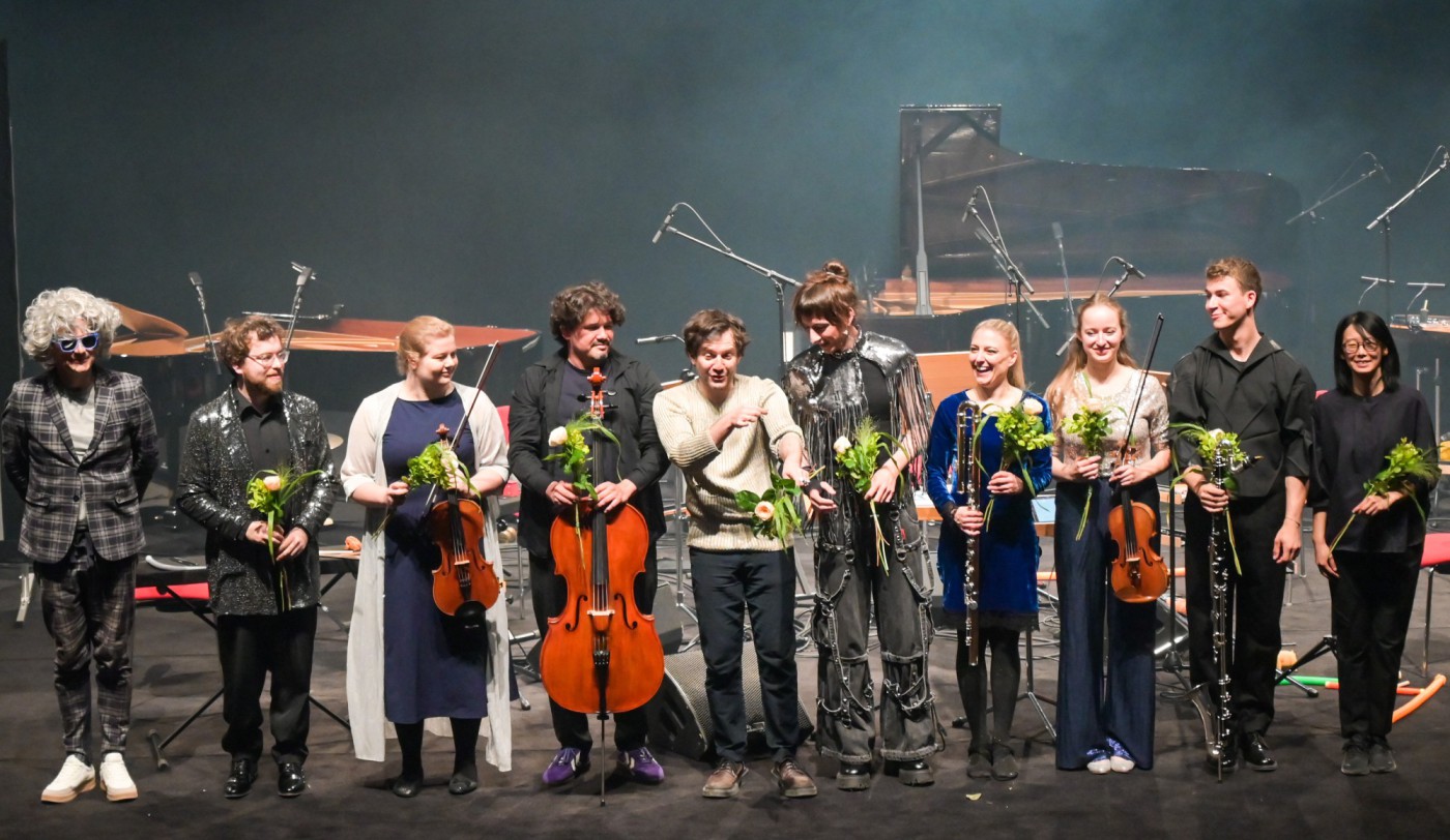 nonnenmann-5-reste-acht-brucken-erma-ensemble-kinderkonzertfoto-jay-raissis